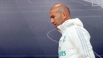 GRAF1761. MADRID, 27/11/2017.- El entrenador del Real Madrid, Zinedine Zidane, a su llegada a la rueda de prensa posterior al entrenamiento de hoy en la Ciudad Deportiva de Valdebebas. EFE/ J.J.Guillen