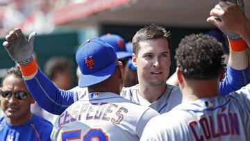 Kelly Johnson acudi&oacute; al rescate de los Mets en el primer encuentro en Cincinnati como pueden confirmar Yoenis C&eacute;spedes y Bartolo Col&oacute;n.