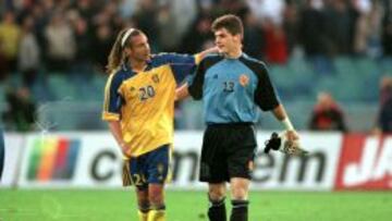 Iker Casillas, junto a Larsson, el d&iacute;a de su debut en G&ouml;teborg.