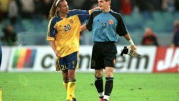 Iker Casillas, junto a Larsson, el d&iacute;a de su debut en G&ouml;teborg.