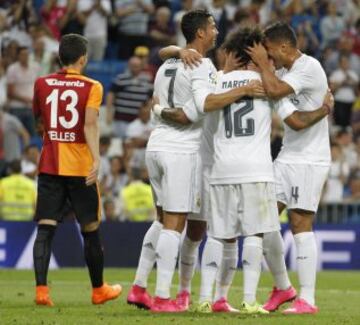 2-1. Marcelo celebró el segundo gol con sus compañeros.