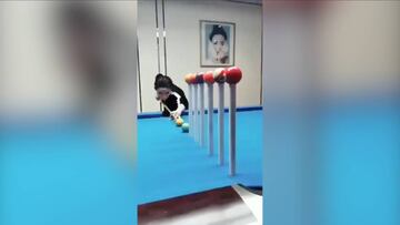 Llevar el billar a otra dimensión: consigue meter las dos bolas golpeando los 6 tubos