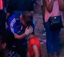Un chico portugués consuela a un francés después de la Final
