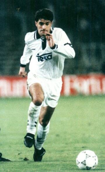 Debut車 en Primera Divisi車n el 11 de abril de 1982, debido a una huelga de futbolistas profesionales que oblig車 a los equipos filiales a disputar la 32.? jornada es el padre de Adri芍n Gonz芍lez.