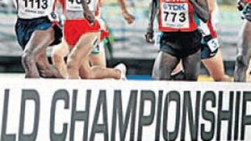 <b>EL AFRICANO DE AMÉRICA. </b>Bernard Lagat, nacido en Kenia y nacionalizado estadounidense, encabeza el grupo de corredores en 1.500. Casado (505) intenta no retrasarse.