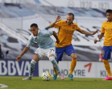 El centrocampista chileno del Celta Fabián Orellana pelea un balón con el centrocampista del Barcelona Andrés Iniesta durante el partido de la quinta jornada de liga en Primera División que se disputa esta noche en el estadio de Balaídos.