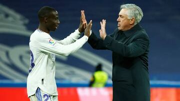 Mendy y Ancelotti se felicitan tras un partido.
