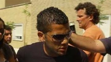 <b>APOYO.</b> Poco a poco se han ido acercando al Hospital Virgen del Rocío toda la gente que ha querido dar el pésame a la familia.