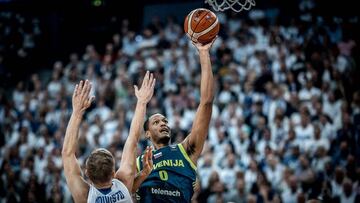 Anthony Randolph lanza ante la defensa finlandesa.