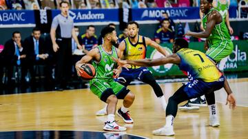 John Roberson trata de pasar ante la defensa de Hannah y Tunde durante el MoraBanc Andorra - Movistar Estudiantes.