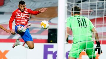 Luis Suárez remata ante Zivkovic.