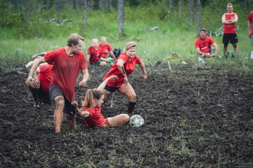 Cualquier superficie es buena para jugar un partido de fútbol. Incluso un campo embarrado como el que aparece en la imagen. Corresponde a la Copa Mundial de fútbol de pantano, que ha tenido lugar en Hyrynsalmi, Finlandia. Los equipos los forman cinco jugadores de campo y un portero que se enfrentan durante dos tiempos de diez minutos cada uno.