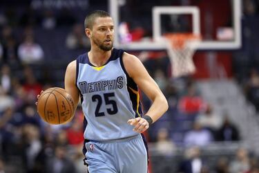 La cumbre del despropósito de 2016 es sin duda este contrato que le firmaron los Grizzlies a Parsons. Un prometedor jugador en Houston, que no había hecho nada espectacular en Dallas y que se perdió el final de la temporada anterior, playoffs incluidos, por una lesión de rodilla. De los cuatro años que firmó los tres primeros los pasó en Memphis, donde jugó en total 95 partidos y en ningún momento estuvo ni remotamente cerca de justificar un contrato de casi 100 millones. Contrato que de alguna manera fue la sentencia de muerte del proyecto del ‘Grit and Grind’ que había llevado a los Grizzlies a disputar unas finales de conferencia. Mike Conley y Marc Gasol acabaron saliendo del equipo. 