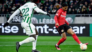Budapest (Hungary), 16/03/2023.- Amine Adli (R) of Bayer Leverkusen scores his side's second goal during the soccer Europa League round of 16 second leg soccer match Ferencvaros vs. Bayer Leverkusen in Puskas Ferenc Arena in Budapest, Hungary, 16 March 2023. (Hungría) EFE/EPA/Szilard Koszticsak HUNGARY OUT