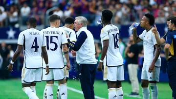 Real Madrid's coach Carlo Ancelotti (C) speaks with his players during a pre-season friendly football match between FC Barcelona and Real Madrid CF at AT&T Stadium in Arlington, Texas on July 29, 2023. (Photo by Aric Becker / AFP)