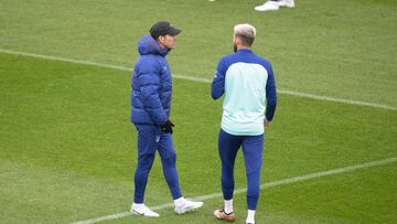 Simeone y Carrasco durante la charla que mantuvieron en el entrenamiento.