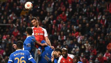 David Carmo cabecea un bal&oacute;n en el Sporting de Braga-Rangers de la Europa League. 