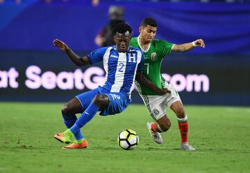 GLENDALE, AZ - JULY 20: Felix Crisanto #2 of Honduras battles for the ball with Orbelin Pineda #7 of Mexico during the first half in a quarterfinal match during the CONCACAF Gold Cup at University of Phoenix Stadium on July 20, 2017 in Glendale, Arizona.   Norm Hall/Getty Images/AFP
== FOR NEWSPAPERS, INTERNET, TELCOS & TELEVISION USE ONLY ==