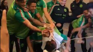 ¡Felicidades, Chicharito! Pastelazo en la concentración del Tri