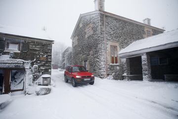 Un coche circula por la nieve en Pedrafita do Cebreiro, Lugo, Galicia. 