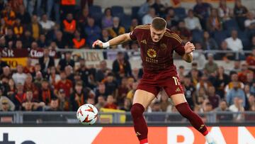 Soccer Football - Europa League - AS Roma v Athletic Bilbao - Stadio Olimpico, Rome, Italy - September 26, 2024 AS Roma's Artem Dovbyk scores their first goal REUTERS/Ciro De Luca