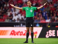 Referee Luis Enrique Santander during the 17th round match between Toluca and Cruz Azul as part of the Liga BBVA MX, Torneo Clausura 2025 at Nemesio Diez Stadium, on April 19, 2025 in Toluca, Estadio de Mexico, Mexico.