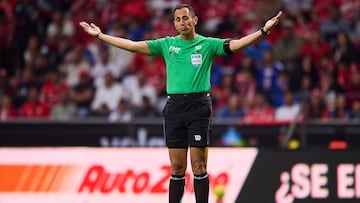 Referee Luis Enrique Santander during the 17th round match between Toluca and Cruz Azul as part of the Liga BBVA MX, Torneo Clausura 2025 at Nemesio Diez Stadium, on April 19, 2025 in Toluca, Estadio de Mexico, Mexico.