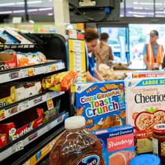 How much does a cashier earn in the US by hour: what is the average salary?