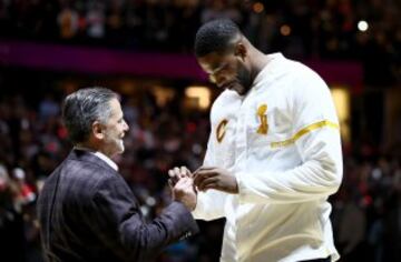 Los Cavaliers celebraron por todo lo alto su anillo de campeones: fiesta y exhibición después ante los Knicks.