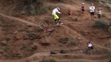 El piloto de MTB Cam Zink suelta su bici de montaña en el canyon gap del Red Bull Rampage (desierto de Virgin, Utah, Estados Unidos) en la edición 2012 del evento.