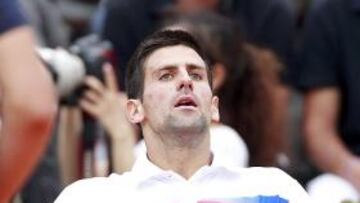 Djokovic no juega el primer día por lesión en la rodilla