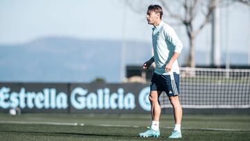 El lateral derecho Kevin V&aacute;zquez, durante un entrenamiento del Celta. 