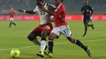 Mohamed Abdul-Shafy pugna por un balón con Kwadwo Asamoah. Los ghaneses se clasificaron para el Mundial.