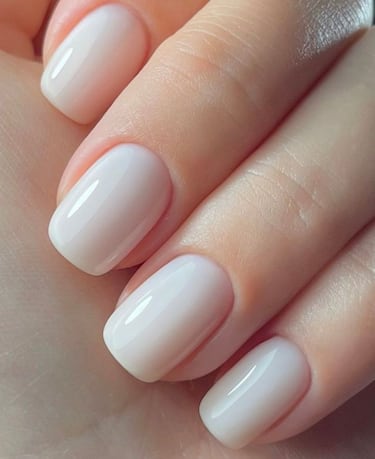 Los colores de uñas cortas que se pondrán de moda para finales de abril 2026