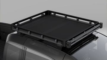 La pickup eléctrica, preparada para cualquier aventura, dispondrá de portaequipajes de muchos tamaños y tipologías para carga. El de la parte superior será fácilmente accesible desde los escalones ocultos en los laterales del vehículo. En total, la capacidad de carga útil será de 820 kilos. 