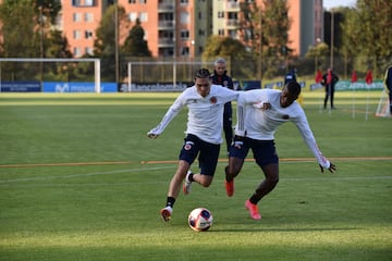 Con jugadores del FPC y Juan Fernando Quintero, Colombia inició su preparación para la triple fecha de Eliminatorias. El equipo de Reinaldo Rueda viajará este sábado a Bolivia.