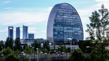 Fachada del edificio ‘La Vela’, en la ciudad del BBVA, a 30 de abril de 2024, en Madrid (España). BBVA está estudiando una posible fusión con Banco Sabadell y ha contratado a varios asesores para analizar la operación, según ha informado el banco en un comunicado remitido a la Comisión Nacional del Mercado de Valores (CNMV). De su lado, Banco Sabadell ha reconocido que ha recibido la propuesta y que está estudiándola.
30 ABRIL 2024;VELA;LA VELA;EDIFICIO;FACHADA;BBVA;BANCO;FINANZAS;
Ricardo Rubio / Europa Press
30/04/2024