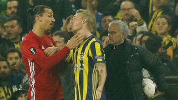 Ibra, Kjaer y Mourinho, durante el famoso lance.