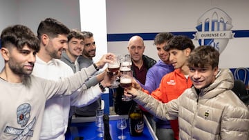 Los jugadores del Ourense brindan tras saber que jugarán ante el Athletic en la Copa.