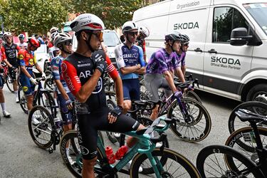 El ciclista checo Jan Hirt (C), del equipo Israel Premier-Tech, espera el inicio de la 12ª etapa de la Vuelta a España. 