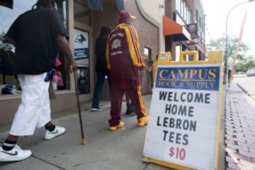 Cartel que da la bienvenida a LeBron a su vuelta Cleveland.