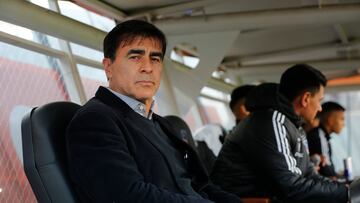 Futbol, Colo Colo vs Huachipato.
Fecha 19, campeonato Nacional 2022.
El entrenador de Colo Colo Gustavo Quinteros, dirige a sus jugadores durante el partido de primera division contra Huachipato en el estadio Monumental.
Santiago, Chile.
23/07/2022
Marcelo Hernandez/Photosport
Football, Colo Colo vs Huachipato.
19th round, 2022 National Championship.
Colo Colo's head coach Gustavo Quinteros, gives instructions to his players during the first division match against Huachipato at Monumental stadium.
Santiago, Chile.
23/07/2022
Marcelo Hernandez/Photosport