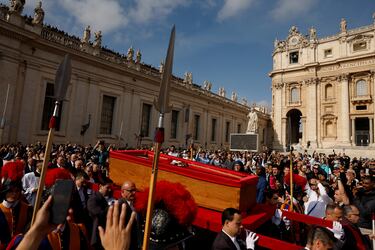 El cuerpo del Papa Francisco es llevado en un ataúd a la Basílica de San Pedro en el Vaticano el día de su traslado, en el Vaticano.