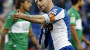 Cristian frena al Espanyol y da aire al Elche con un gol dudoso