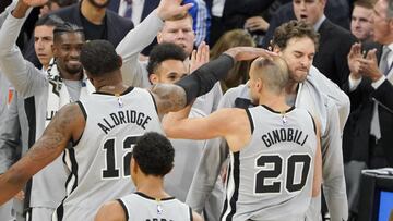 Pau Gasol y el resto de los Spurs dan la enhorabuena a Manu Gin&oacute;bili tras anotar el triple de la victoria para los Spurs ante los Celtics.