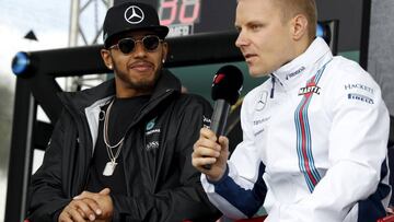 Lewis Hamilton junto a Valtteri Bottas.