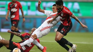 JJPANA7342. CURITIBA (BRASIL), 24/11/2020.- El jugador Thiago Henrique (i) y Pedro Ribeiro (d) de Paranaense disputan un bal&oacute;n con Mat&iacute;as Su&aacute;rez de River hoy, en un partido de los octavos de final de la Copa Libertadores entre Atl&eacute;tico Paranaense y River Plate en el estadio en Arena da Baixada en Curitiba (Brasil). EFE/Rodolfo Buhrer POOL