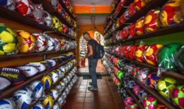 Balones colgados de los balcones, la estatua de un balón en la plaza del pueblo, un museo del balón, 20 fábricas de balones... está claro de qué vive el pequeño pueblo colombiano de Monguí.