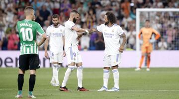 Karim Benzema pone el brazalete de capitán a Marcelo.