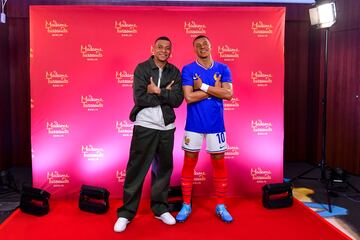 Kylian Mbappé presenta su figura con la equipación de Les Bleus que será llevada al museo Madame Tussauds en Berlín.